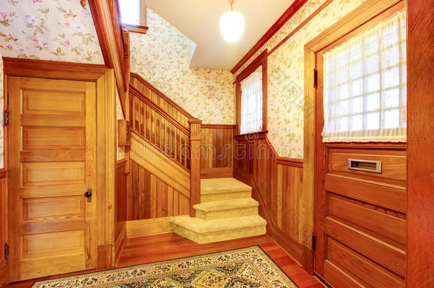 入口走廊有楼梯和米色地毯覆盖的台阶