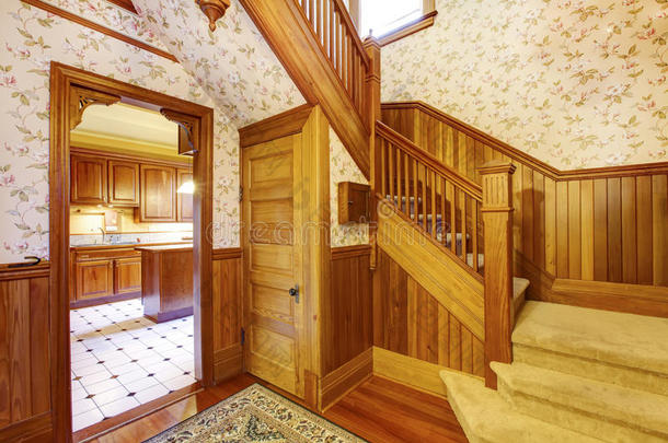 入口走廊有木制楼梯和米色地毯