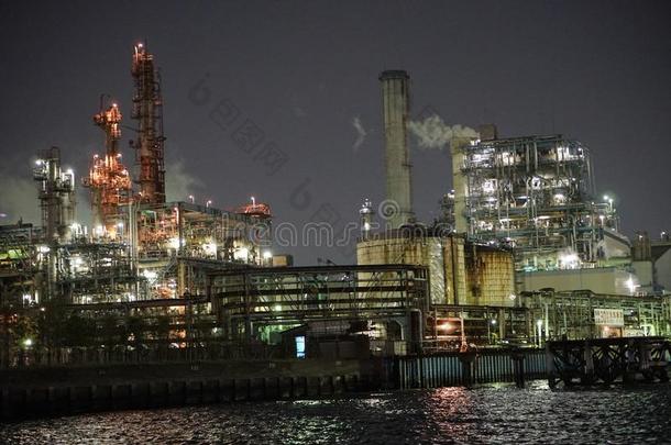 工厂晚上在东京<strong>川崎</strong>的一条运河上观看