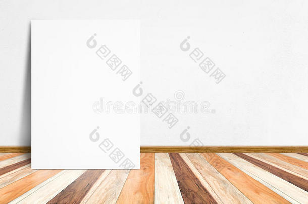 空白<strong>白纸</strong>海报在热带木板木地板和白色