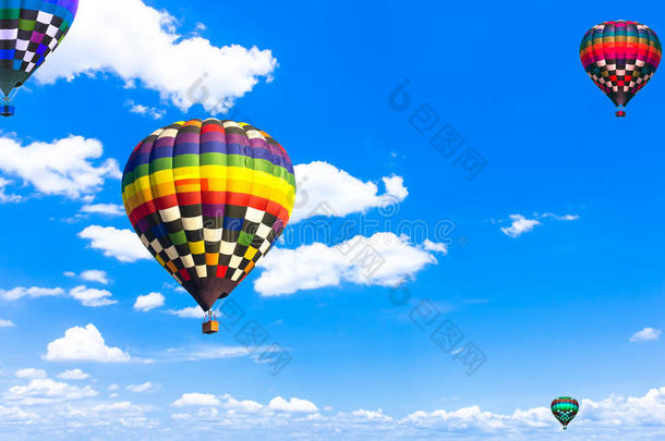 气球美丽的彩色热气球在广阔的天空中飞行