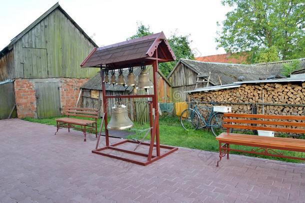比喻折叠钟楼与教堂钟声在一个院子的<strong>农村房子</strong>，俄罗斯