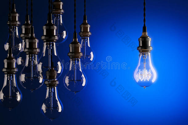 装饰<strong>古董</strong>爱迪生风格的灯泡在蓝色背景。