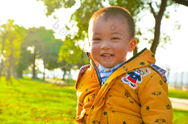 孩子们在阳光下快乐地成长