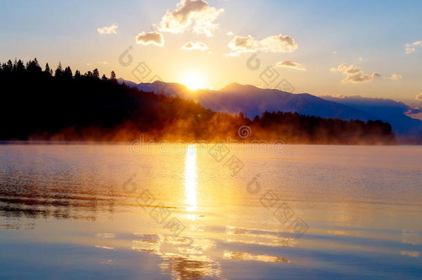 美丽的风景与山和湖在黎明的金色，蓝色和<strong>紫</strong>色的<strong>色调</strong>。 斯洛伐克，中欧，利普托夫。