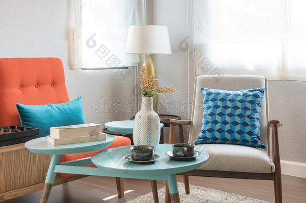 现代客厅里五颜六色的枕头和圆桌
