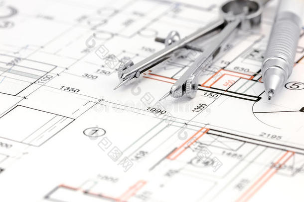建筑背景与平面图，绘图罗盘和铅笔