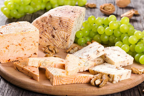 奶酪盘：山羊奶酪，核桃，香料和葡萄