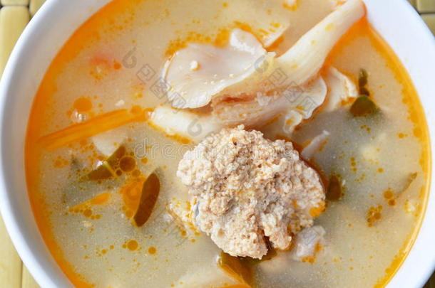 煮鱼蛋用蘑菇、辛辣和酸汤放在碗里
