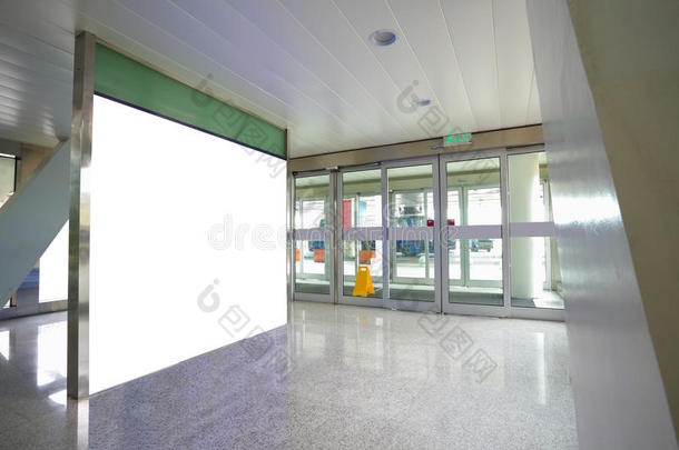 机场出口门玻璃墙走廊墙壁灯箱