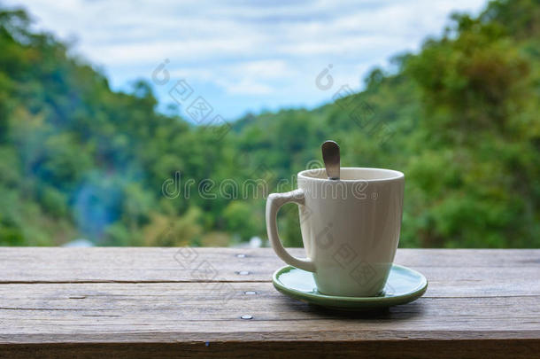 木制阳台上的一杯咖啡。