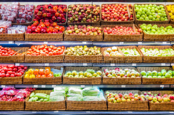 <strong>超市货架</strong>上的新鲜水果和蔬菜