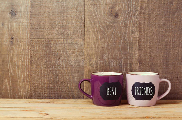 木制桌子上的咖啡杯，有黑板标志和最好的朋友文本。 友谊日庆祝活动