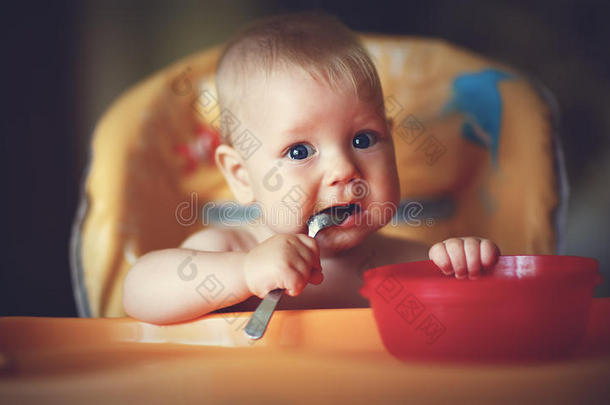 小男孩勺子自己吃