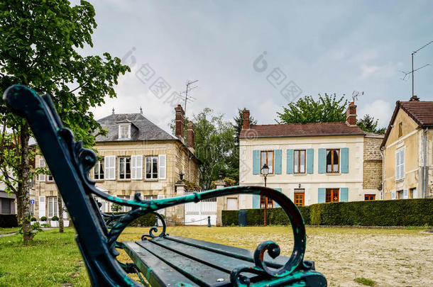 一个小村庄街道上的经典法式长椅