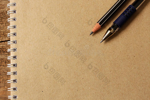 棕色笔记本纸，铅笔和钢笔在笔记本上，并尝试文字。