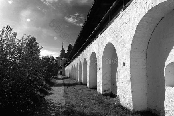 俄罗斯沃洛格达夏季阳光明媚的日子，斯帕索-奥茨基修道院<strong>古老庭院</strong>的拱廊