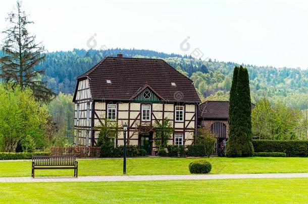 花园里的一座传统的德国法赫沃克房子