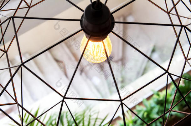 爱迪生的灯泡和灯在现代风格的咖啡店。 温暖的色调照片