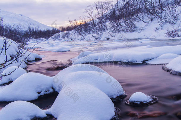 北极河有雪和特殊的白天光线