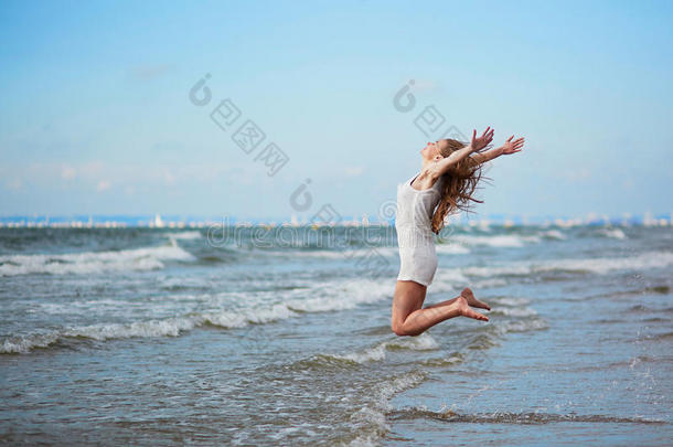 美丽的年轻女人在海边或海边享受假期