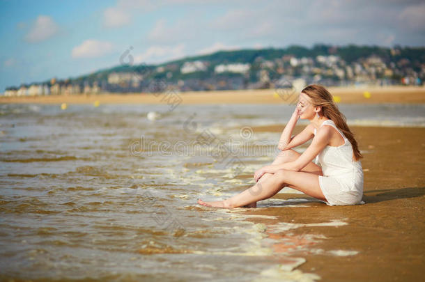 美丽的年轻女人在海边或海边享受假期