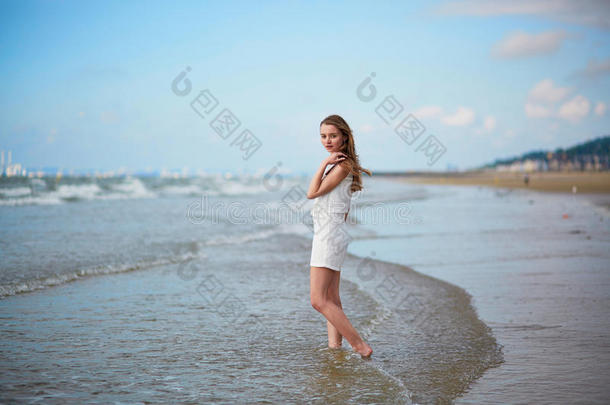 美丽的年轻女人在海边或海边享受假期