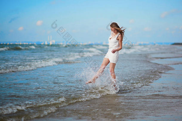 美丽的年轻女人在海边或海边享受假期