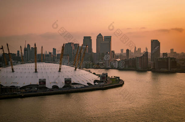 英国伦敦日落码头的鸟瞰图