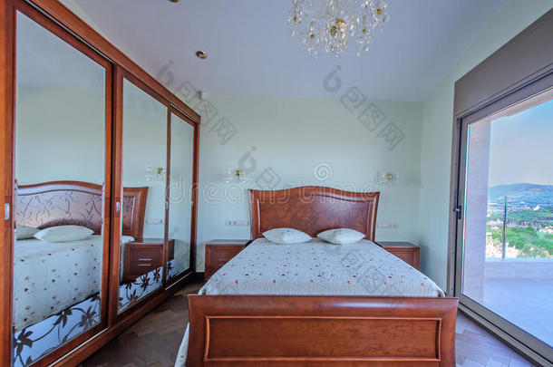 经典风格的卧室。 豪华红木家具。 衣柜w