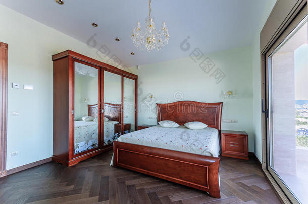 经典风格的卧室。 豪华红木家具。