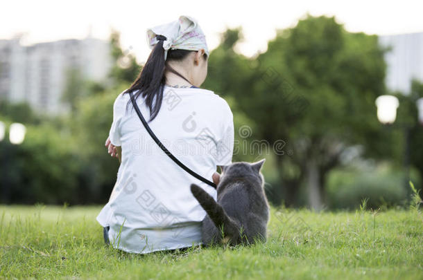 草地上的女孩和猫