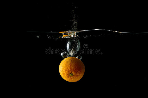 落水的橘子