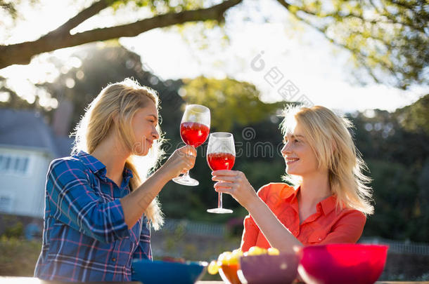 美丽的女人品尝一杯红酒
