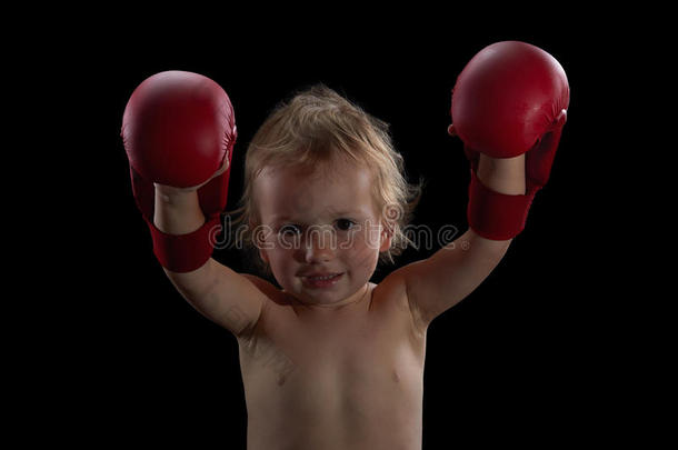 男孩运动员，拳击手或<strong>跆拳道</strong>手套训练在黑色<strong>背景</strong>。