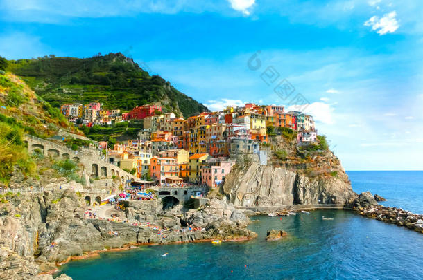 五颜六色的传统房屋在地中海的岩石上，马那罗拉，辛克泰尔，意大利