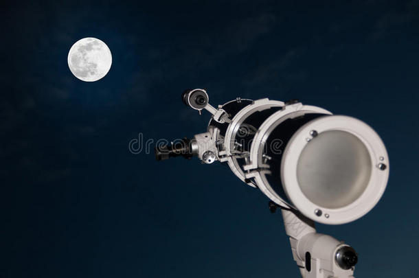 天文望远镜在黑暗的天空与月亮