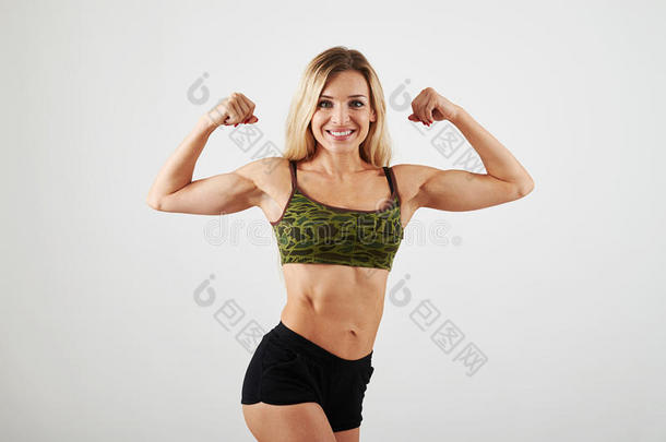 金<strong>色卡其色</strong>运动顶部显示肌肉和腹肌