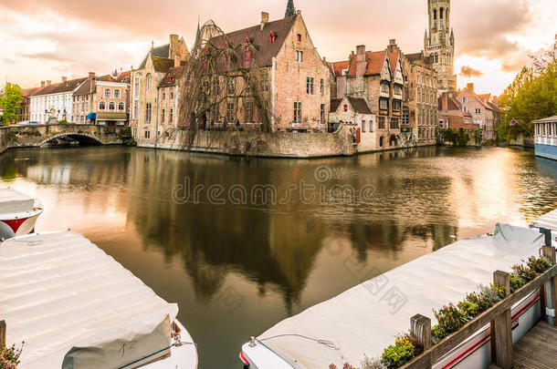布鲁日，比利时，建筑和运河。