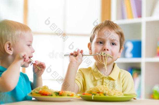 儿童在家里或日托中心吃健康食品