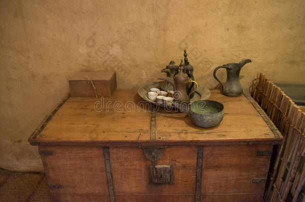 <strong>桌子</strong>上的<strong>古代</strong>水壶、盘子、杯子、萨瑟和茶壶