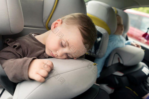 可爱的婴儿在安全的汽车座椅