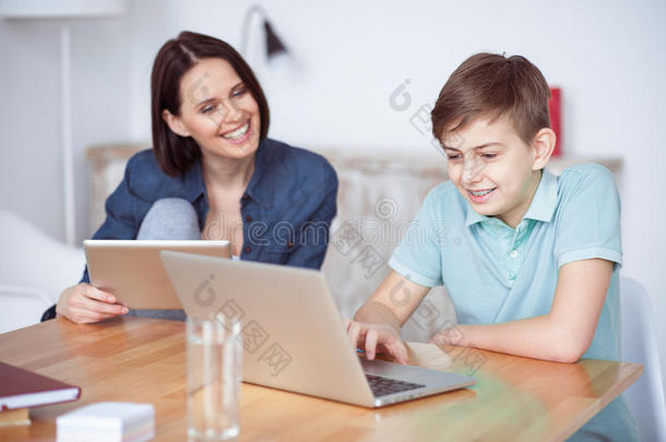男孩在家用笔记本电脑