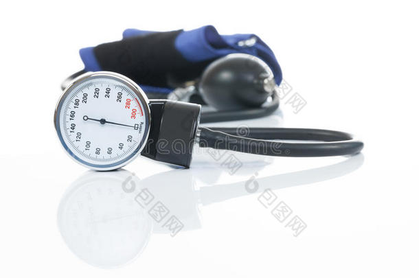 血压测量医疗设备在白色背景-一个音调计