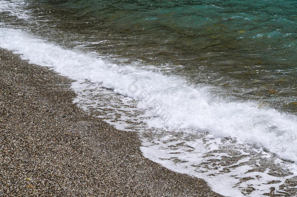 黑海海岸。 卵石海滩上海<strong>浪</strong>的<strong>特写</strong>照片。