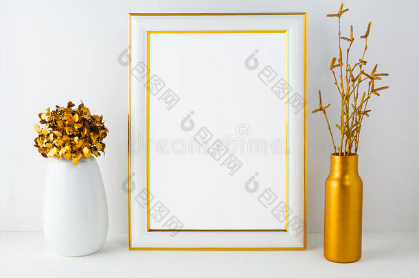 框架模型与白色和金色花瓶
