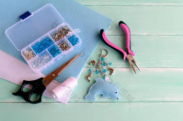 可爱的小海豚，钥匙链手工制作。 为孩子们摸海豚工艺品。