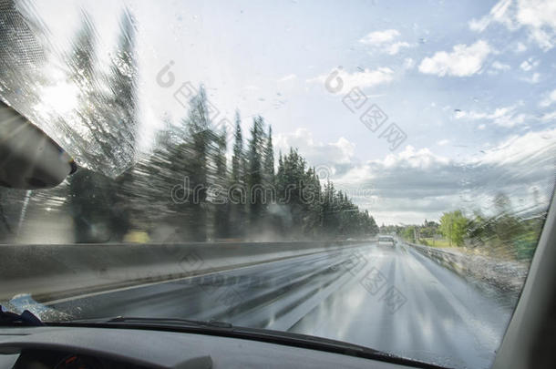 汽车在潮湿的高速公路上行驶