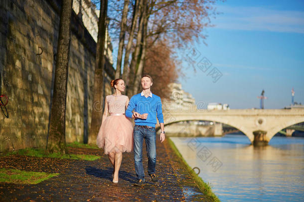 法国巴黎的一对浪漫情侣