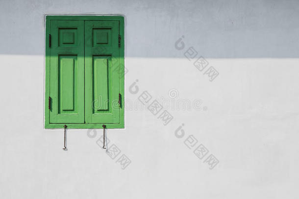 白色墙上的绿色窗户。